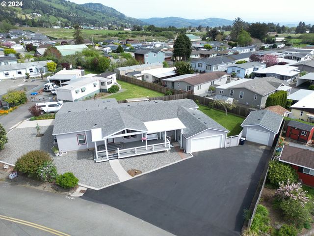 15948 Bay View Dr, Brookings, OR 97415