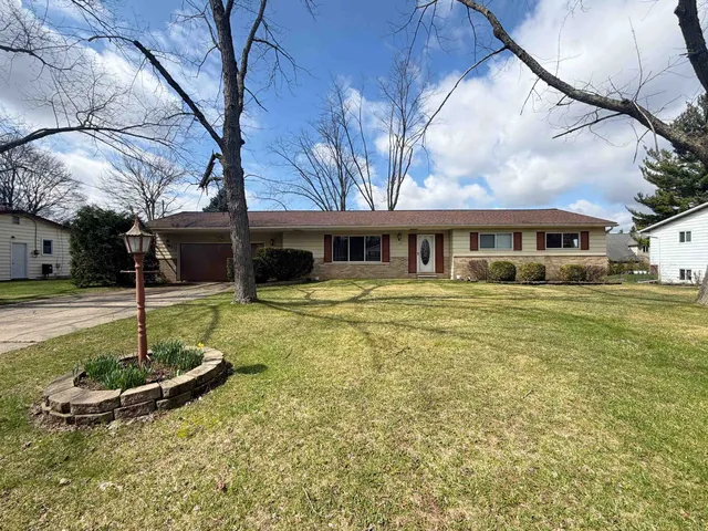 11489 Colonial Woods Dr, Clio, MI 48420