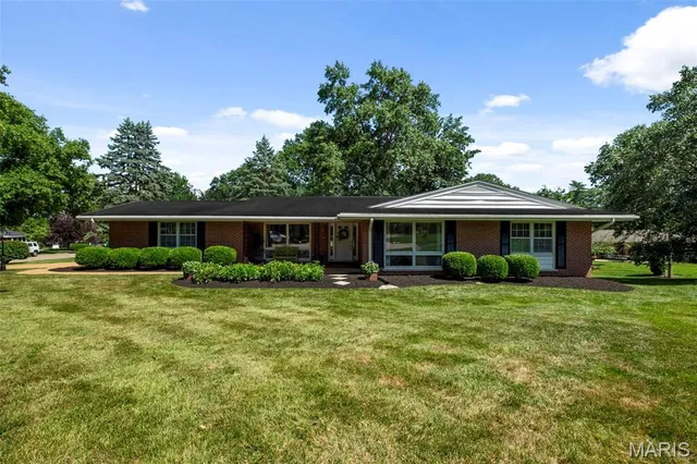 426 Monaco Dr, Saint Louis, MO 63122