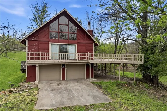 12207 NW 65th St, Parkville, MO 64152