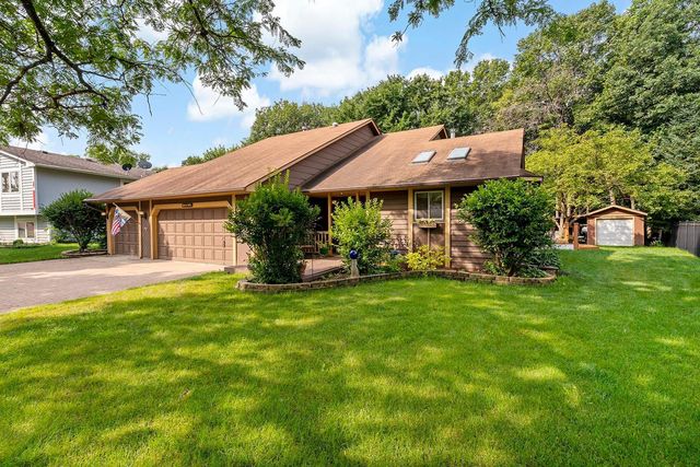 699 Liberty Heights Dr, Chaska, MN 55318