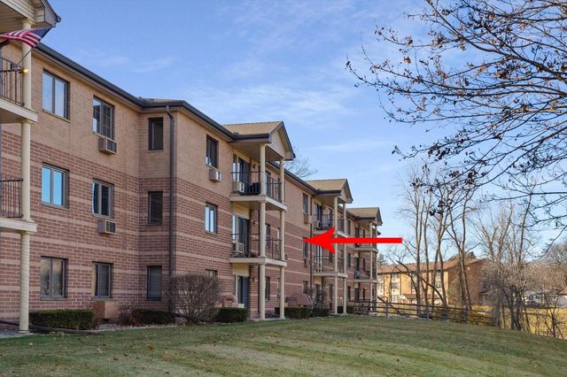 530 North Silverbrook DRIVE UNIT 233, West Bend, WI 53090