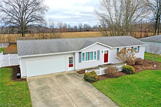 9812 Deltona Dr, New Middletown, OH 44442