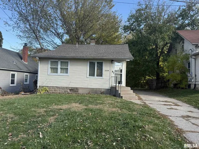 2209 39th St, Rock Island, IL 61201