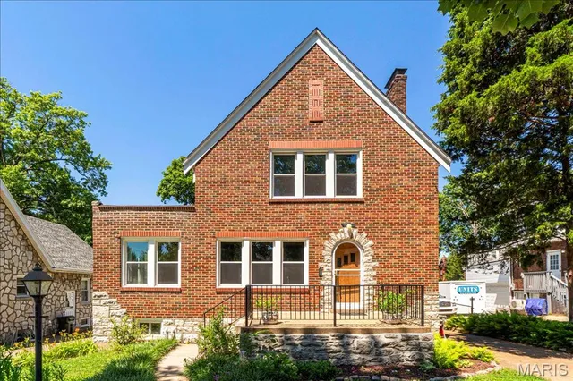 3057 Delavan Dr, Saint Louis, MO 63121