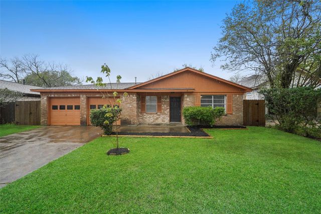 606 Debbie Ln, Alvin, TX 77511