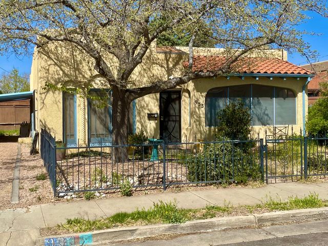 933 11th St NW, Albuquerque, NM 87102