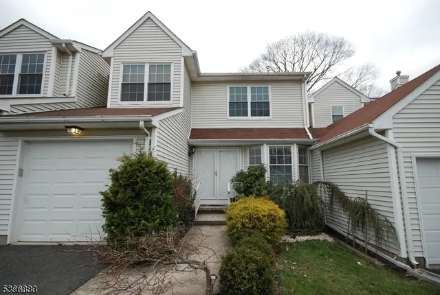 16 Iroquois Trl, Branchburg, NJ 08876