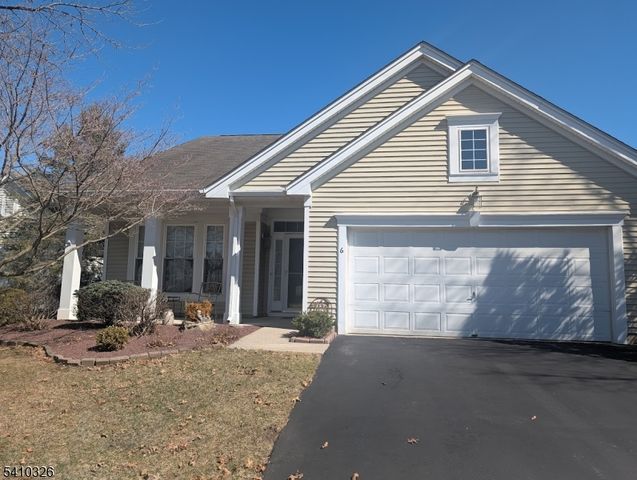 6 Weybourne Ln, Belvidere, NJ 07823