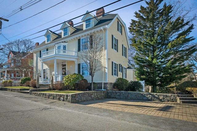 11 Gregory St, Marblehead, MA 01945