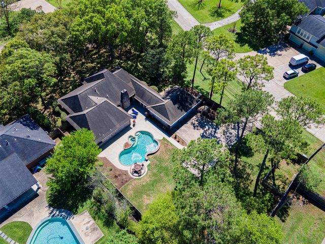 808 Pine Hollow Dr, Friendswood, TX 77546