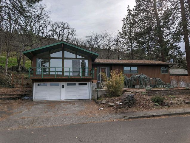 1960 W  Scenic Dr, The Dalles, OR 97058