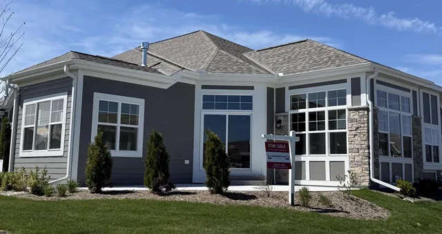 877 S Verona CIRCLE #82, Grafton, WI 53024