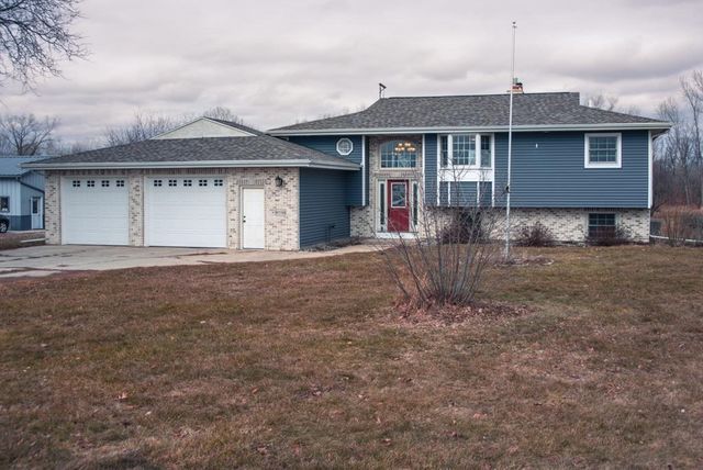 W7758 Hillview Rd, Hortonville, WI 54944