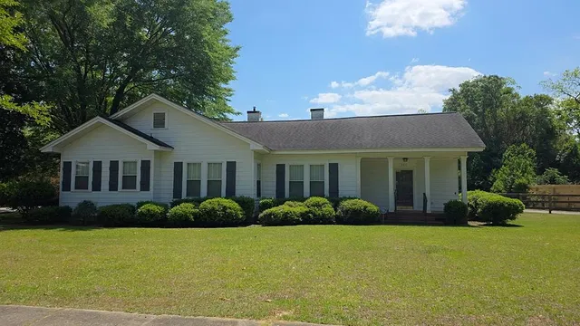 347 Curry St NE, Pelham, GA 31779