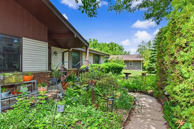 W245S7345 Heather Ridge DRIVE, Waukesha, WI 53189