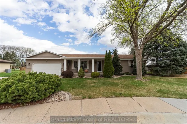 1512 Spruce Rd, Grand Island, NE 68801