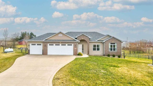 1121 Pelican Dr, Kalona, IA 52247