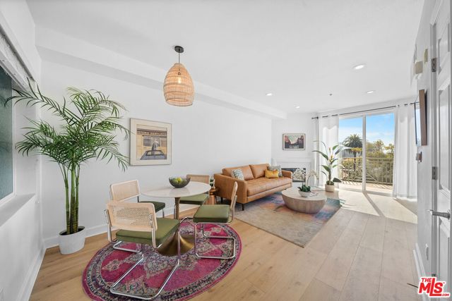 6038 Carlton Way #304, Los Angeles, CA 90028