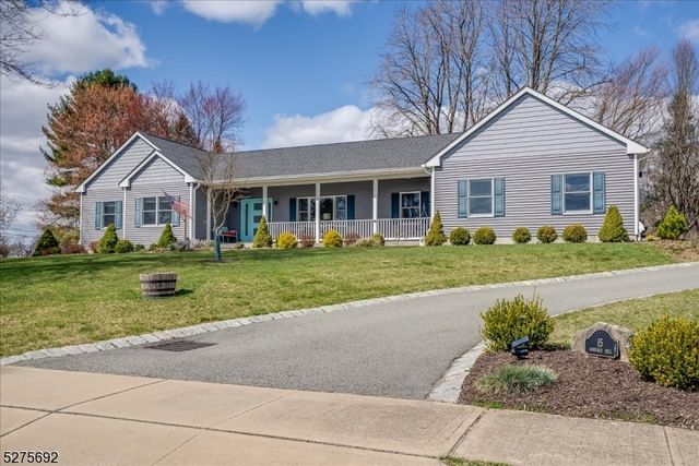 15 Carriage Hill Dr, Long Valley, NJ 07853
