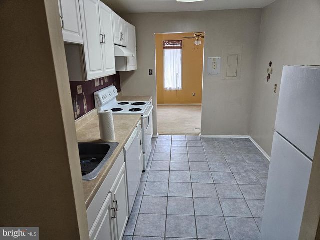 511 Florida Ave #201, Herndon, VA 20170