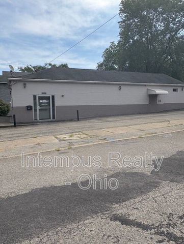 80 Elm St, Struthers, OH 44471