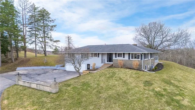 165 Burnham Hts, Palmyra, NY 14522