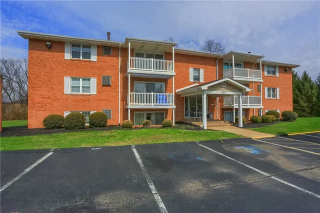 220 Coraopolis Rd #10, Coraopolis, PA 15108