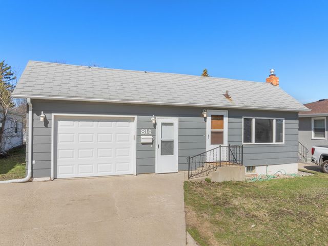 814 5th St SW, Minot, ND 58701
