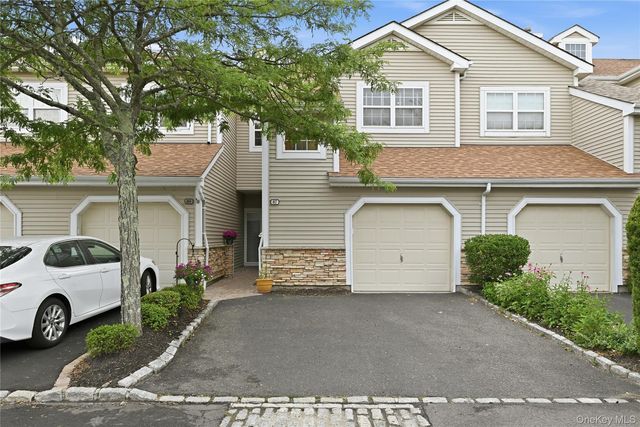 87 Carriage Lane #236, Plainview, NY 11803