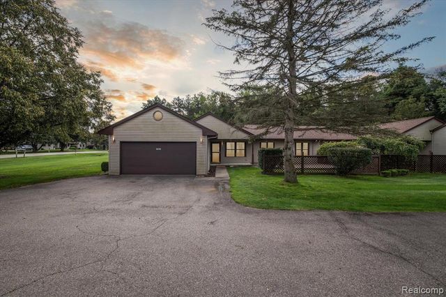 7801 Oakland Place Dr #1, Waterford, MI 48327