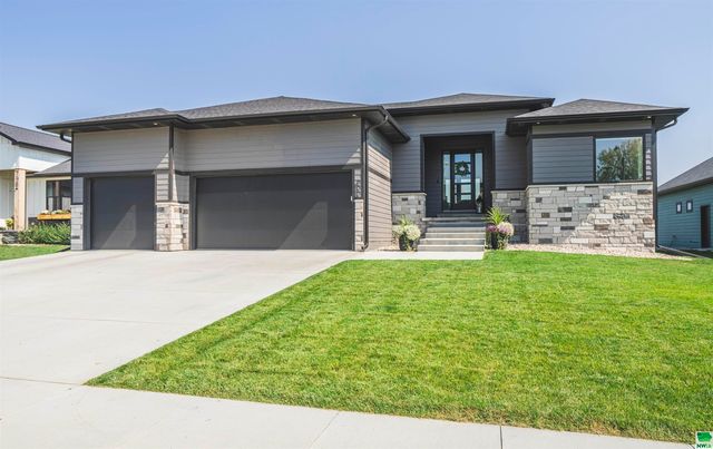 800 Lakeshore Dr, North Sioux City, SD 57049