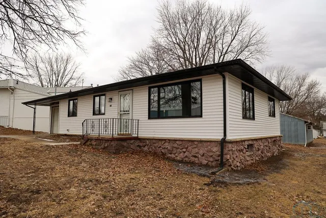 108 S  Dundas St, Schaller, IA 51053
