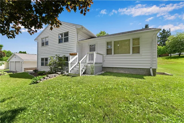 12 Orchard Ln, Penn Yan, NY 14527
