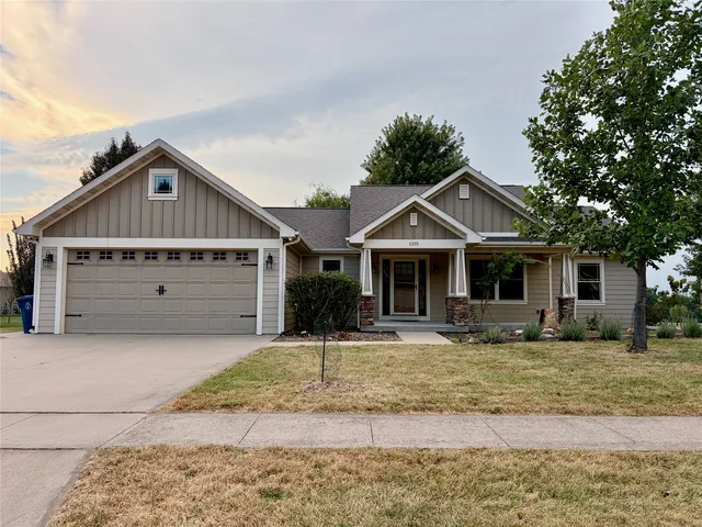 1215 Oakwood Dr, Pella, IA 50219