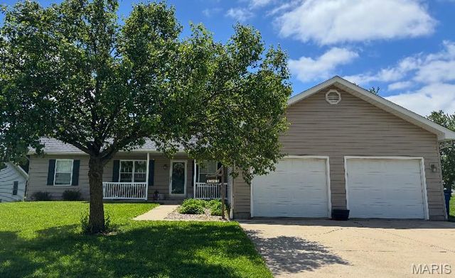 1304 Eagle Dr, Greenville, IL 62246