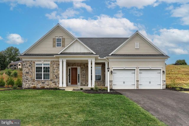 1015 Valley Crossing Dr, Lititz, PA 17543