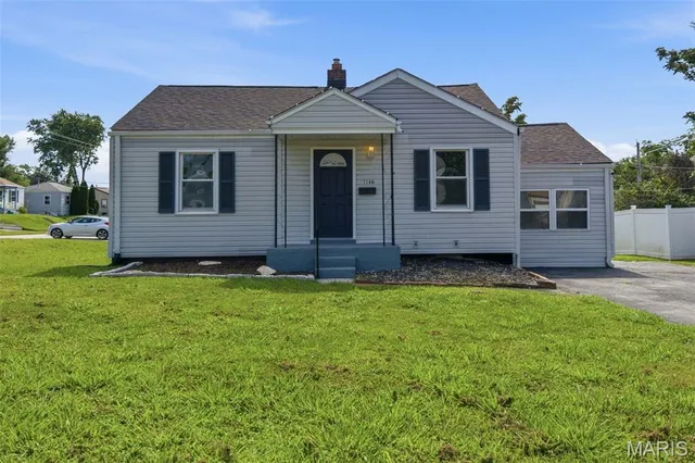 3166 O Hare Dr, Saint Ann, MO 63074