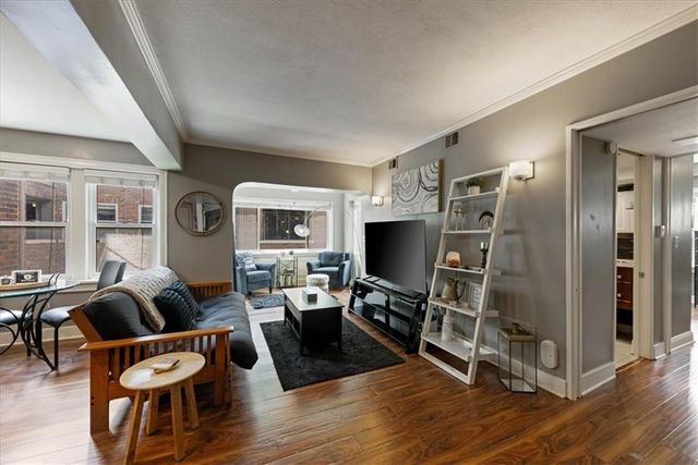 700 W  48th St #206, Kansas City, MO 64112