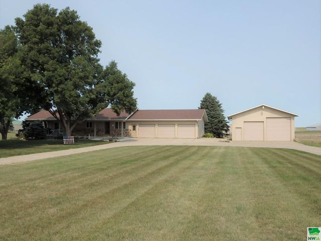 1132 4th St NW, Sioux Center, IA 51250