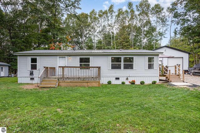 9309 Merle Dr, Crystal, MI 48818