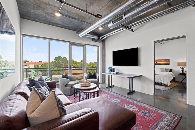 4141 Pennsylvania Ave #302, Kansas City, MO 64111