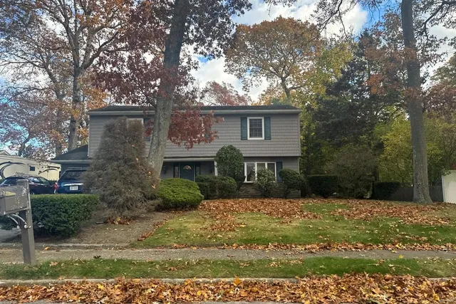 62 Sejon Dr, Sayville, NY 11782