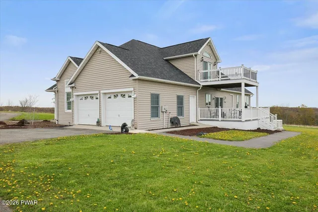 16 Meadow Tree Ln, Lakewood, PA 18439