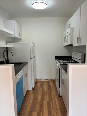 140 Grove St #3, Stamford, CT 06902