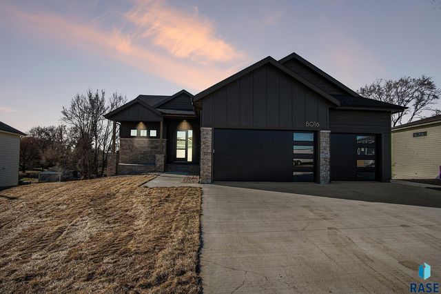 8016 Norway Pine Dr, Sioux Falls, SD 57110