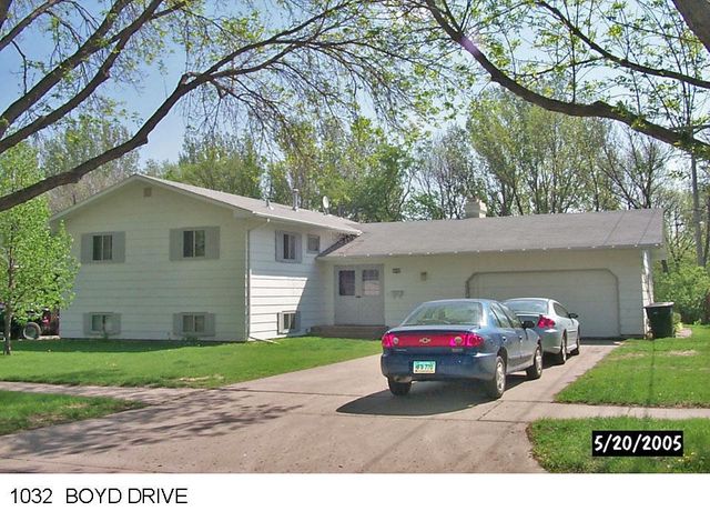 1032 Boyd Dr, Grand Forks, ND 58203
