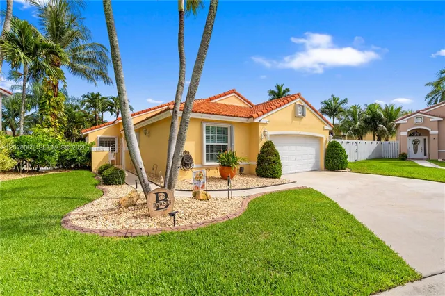1090 NW 192nd Ave, Pembroke Pines, FL 33029