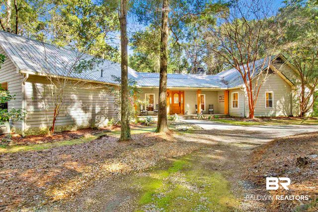 15 Woods Ave, Fairhope, AL 36532