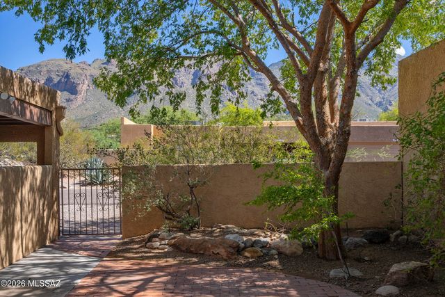 6533 N  Foothills Dr, Tucson, AZ 85718